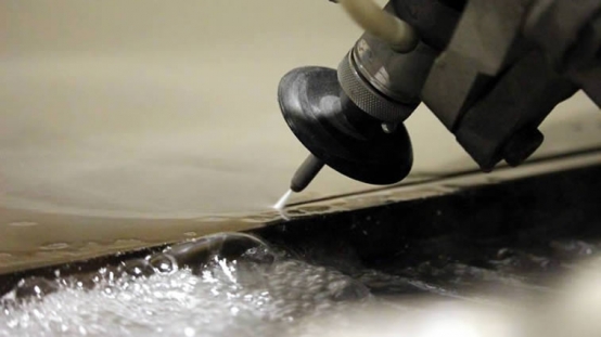 Corte CNC a Jato d’água em Quartzo Stone